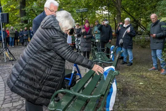 Uroczystość odsłonięcia ławeczki z udziałem mieszkańców i przedstawicieli miasta.