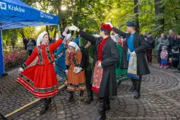 Tradycyjny taniec ludowy w Krakowie, uczestnicy w strojach regionalnych.
