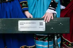 Tablica pamiątkowa poświęcona Krystynie Zachwatowicz-Wajdzie na ławce w Krakowie.