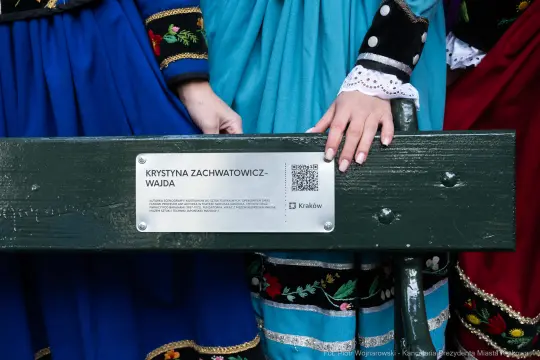 Tablica pamiątkowa poświęcona Krystynie Zachwatowicz-Wajdzie na ławce w Krakowie.
