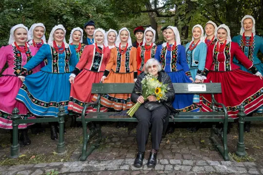 Wyjątkowe upamiętnienie na krakowskich Plantach. Odsłonięto ławki Andrzeja Wajdy i Krystyny Zachwatowicz-Wajdy [ZDJĘCIA]