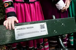 Ławka z tabliczką upamiętniającą Andrzeja Wajdę w Krakowie.