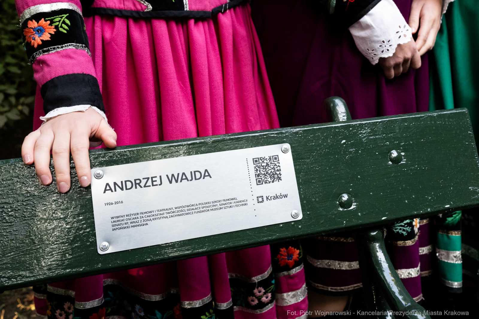 Ławka z tabliczką upamiętniającą Andrzeja Wajdę w Krakowie.  Autor: Piotr Wojnarowski