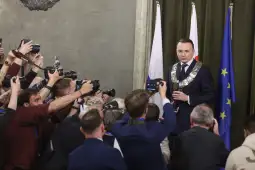 Prezydent Polski przemawia do zgromadzonych dziennikarzy.