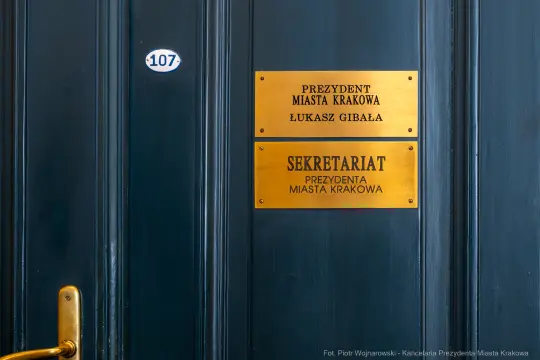Drzwi z tabliczkami informującymi o sekretariacie prezydenta miasta Krakowa.
