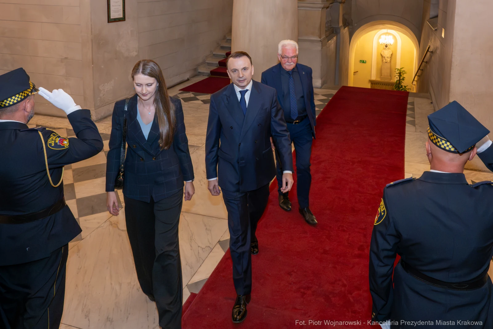 881_008_fot. Piotr Wojnarowski.jpg - Łukasz Gibała, Prezydent Miasta Krakowa, ślubowanie Prezydenta Krakowa, Urząd Miasta Krakowa, Rada Miasta Krakowa, Stanisław Kracik, samorząd Kraków, władze Krakowa, zaprzysiężenie prezydenta, zaprzysiężenie Łukasza Gibały, Kraków dla Mieszkańców, insygnia władzy Krakowa  Autor: Piotr Wojnarowski