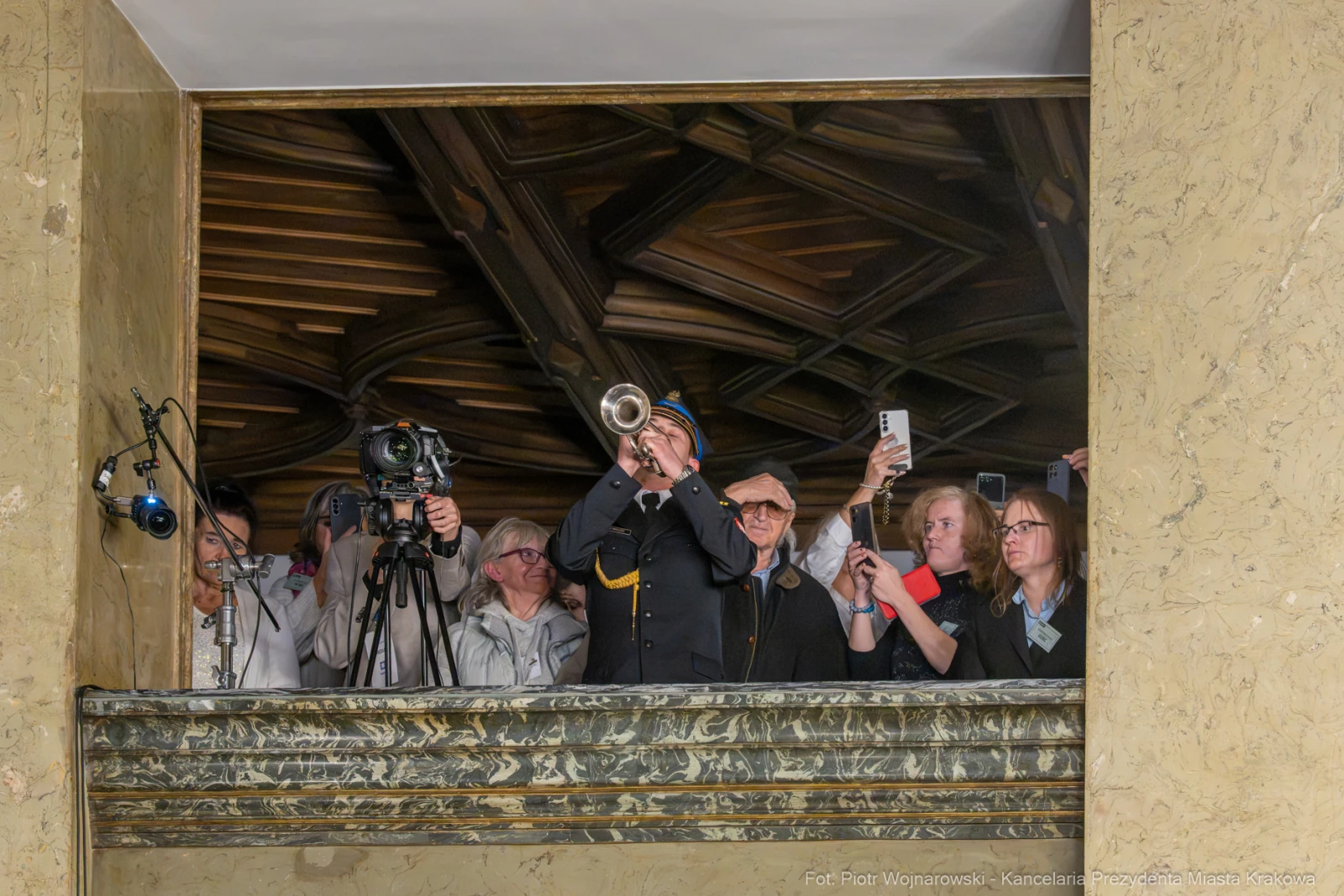 Muzyk grający na trąbce, otoczony przez tłum ludzi z aparatami i telefonami.  Autor: Piotr Wojnarowski