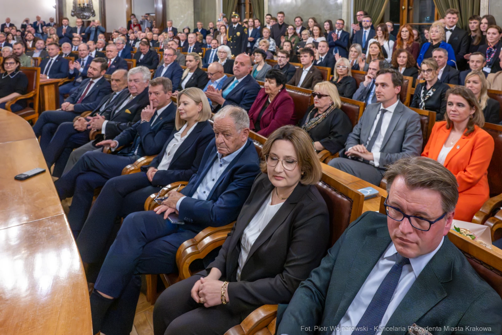 Zgromadzenie osób w sali, większość w garniturach, w tle widoczni goście i przedstawiciele władz.  Autor: Piotr Wojnarowski