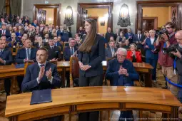 Ceremonia wręczenia nagród w sali obrad z uśmiechniętymi uczestnikami.