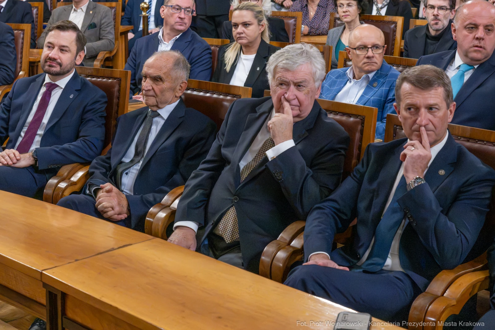 Grupa mężczyzn w garniturach siedząca w sali obrad.  Autor: Piotr Wojnarowski