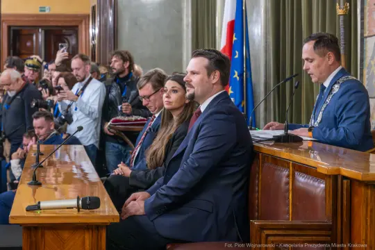Ceremonia z udziałem urzędników i gości w sali obrad.