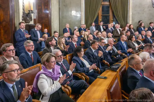 Zgromadzenie osób w sali, aplauz i oklaski.