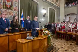 Ceremonia zaprzysiężenia nowego prezydenta miasta z udziałem gości i przedstawicieli społeczności.