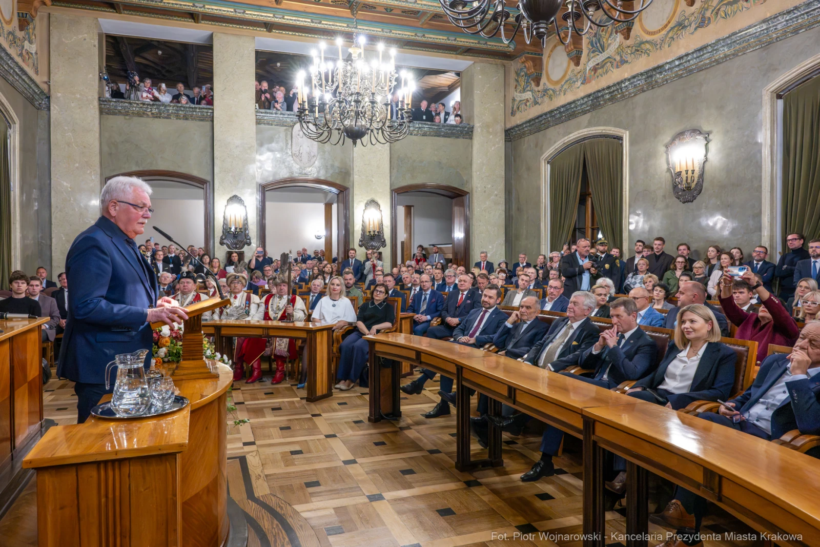 Wystąpienie mężczyzny przed zgromadzonymi gośćmi w eleganckiej sali.  Autor: Piotr Wojnarowski