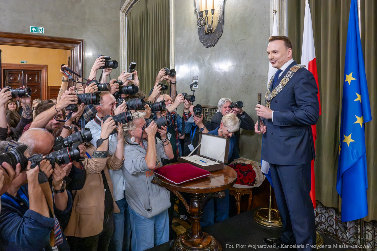 Prezydent miasta podczas ceremonii, otoczony przez fotografów.  Autor: Piotr Wojnarowski