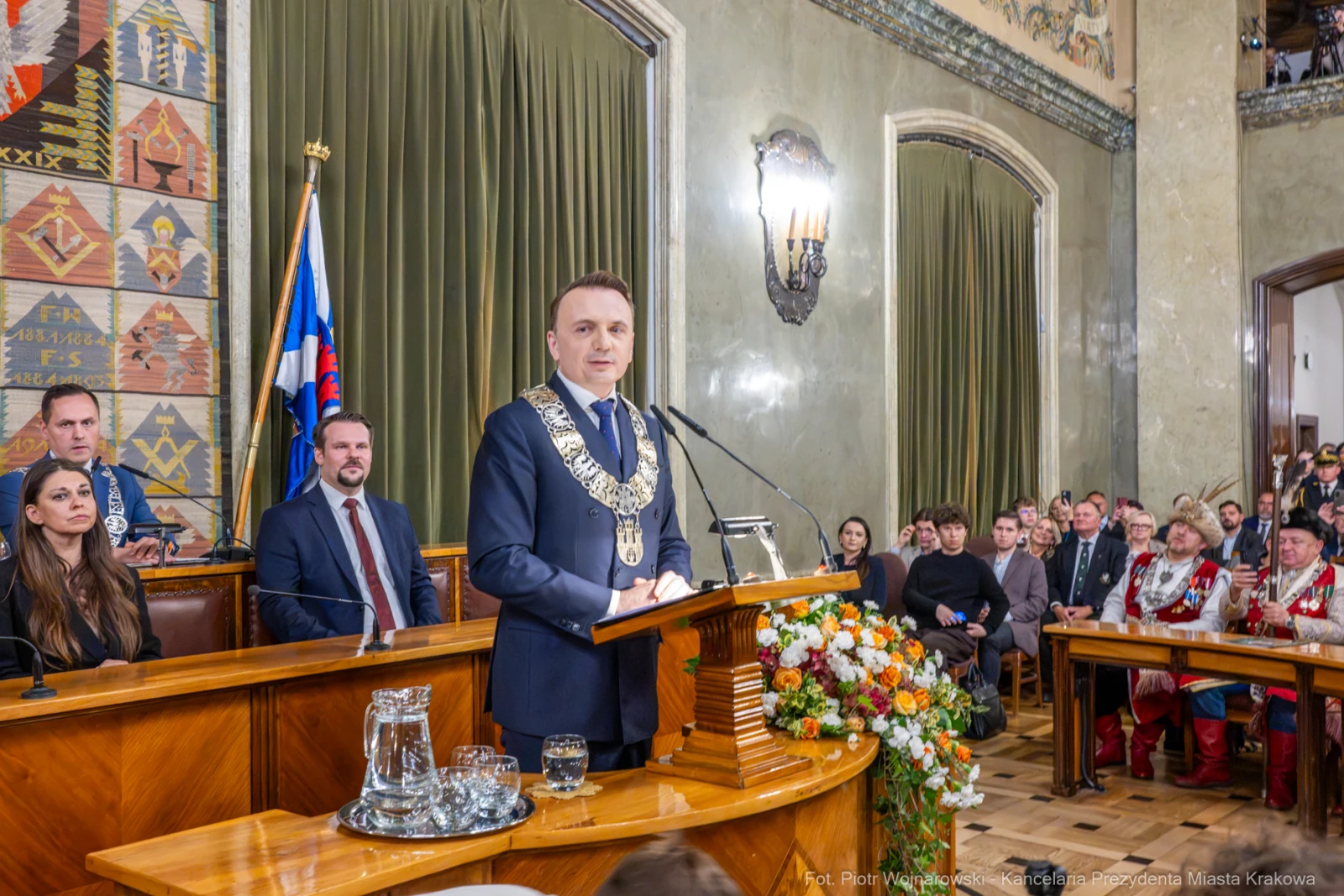 Ceremonia wręczenia medali w sali obrad z mówcą i zgromadzonymi gośćmi.  Autor: Piotr Wojnarowski