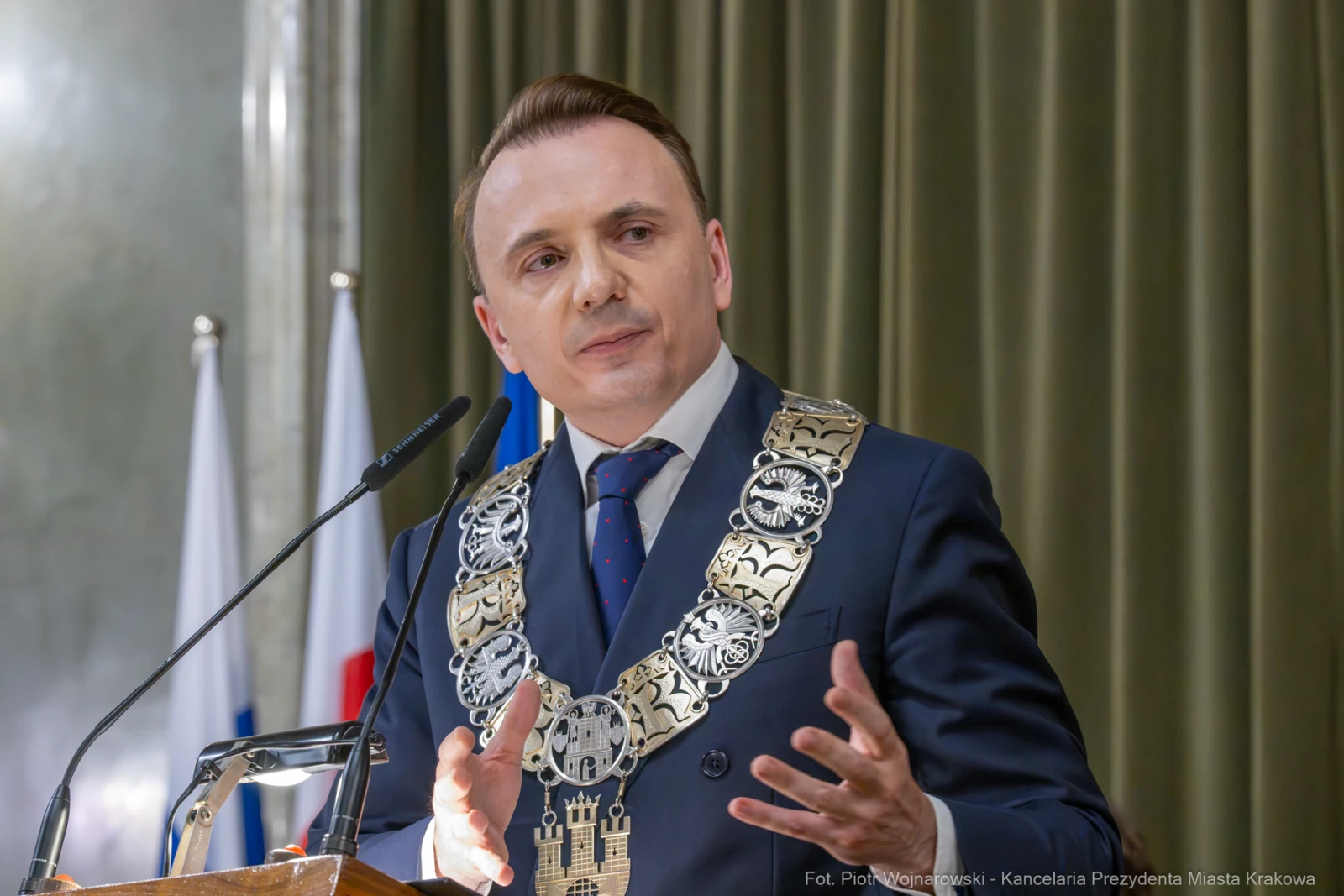 Mężczyzna w garniturze z łańcuchem prezydenckim przemawia podczas uroczystości.  Autor: Piotr Wojnarowski