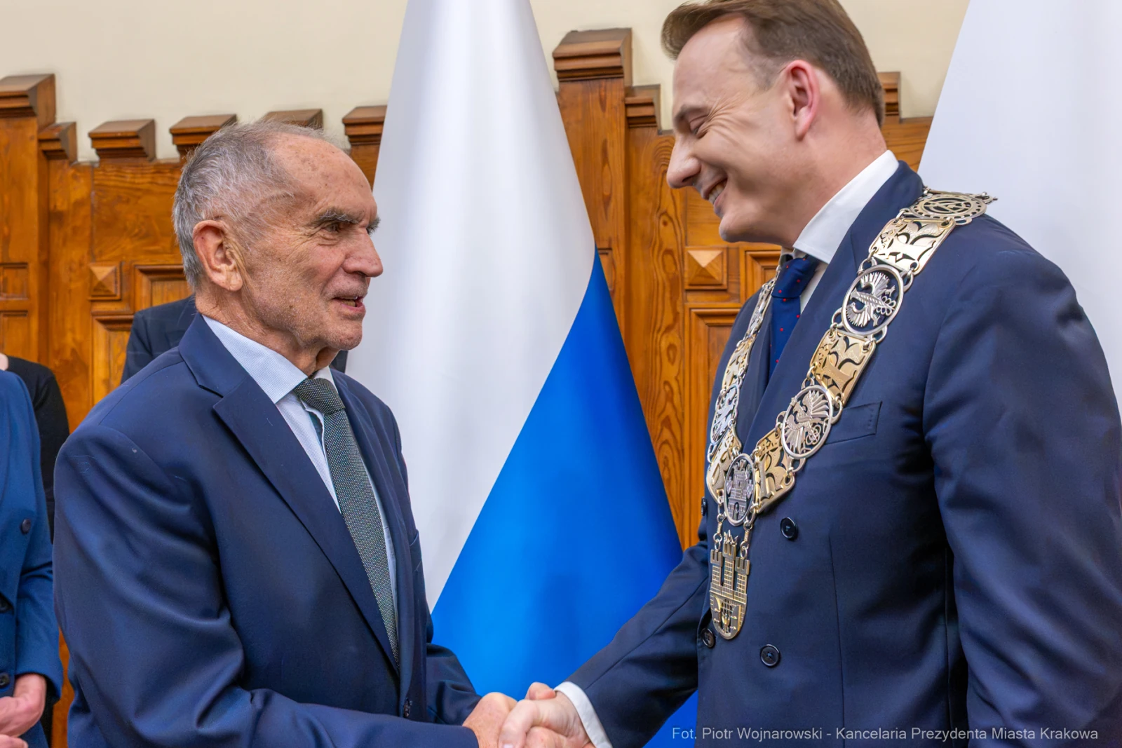 Spotkanie dwóch mężczyzn w garniturach, jeden z łańcuchem prezydenckim.  Autor: Piotr Wojnarowski