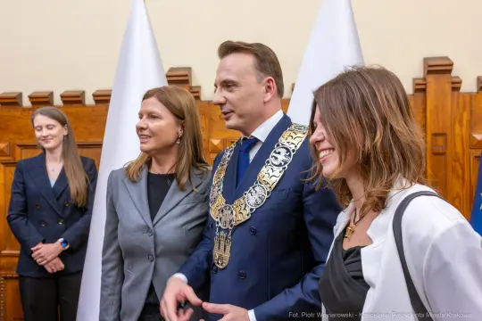 UMK_0346.jpg - Łukasz Gibała, Prezydent Miasta Krakowa, zaprzysiężenie, Urząd Miasta Krakowa, gratulacje, samorząd, uroczystość, Kraków, wydarzenie, nowa kadencja, tradycja, dziedzictwo Krakowa
