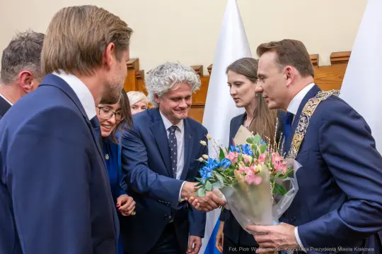 Spotkanie z władzami miasta, wręczenie kwiatów i gratulacje.