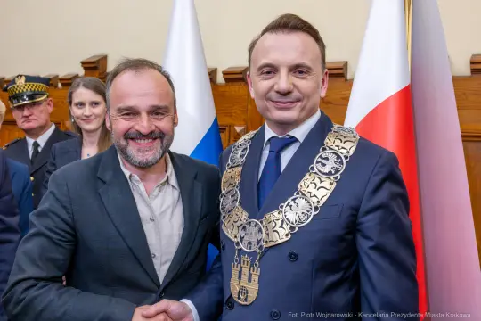 UMK_0713.jpg - Łukasz Gibała, Prezydent Miasta Krakowa, zaprzysiężenie, Urząd Miasta Krakowa, gratulacje, samorząd, uroczystość, Kraków, wydarzenie, nowa kadencja, tradycja, dziedzictwo Krakowa