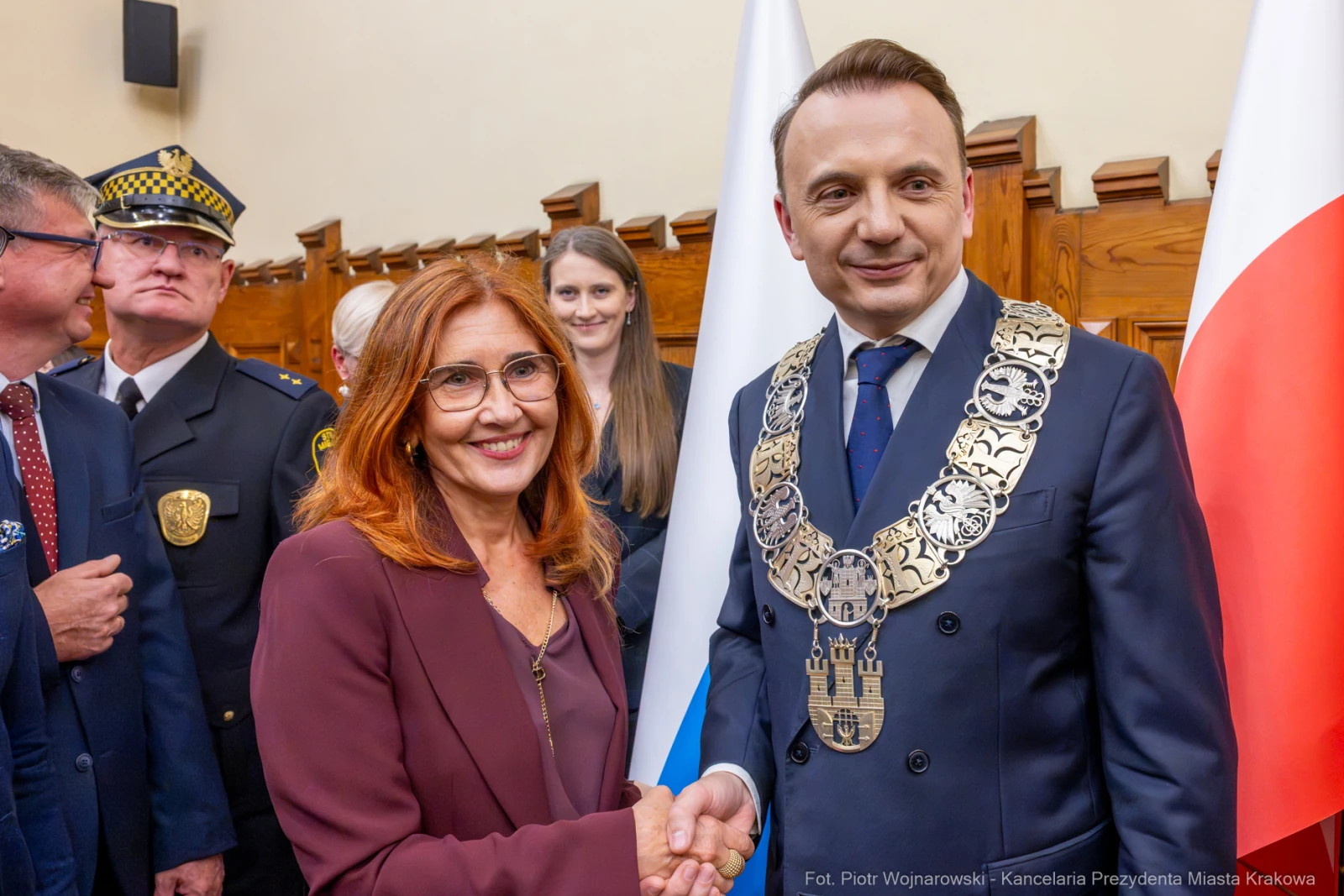 Spotkanie przedstawicieli władz z uśmiechami i uściskiem dłoni.  Autor: Piotr Wojnarowski