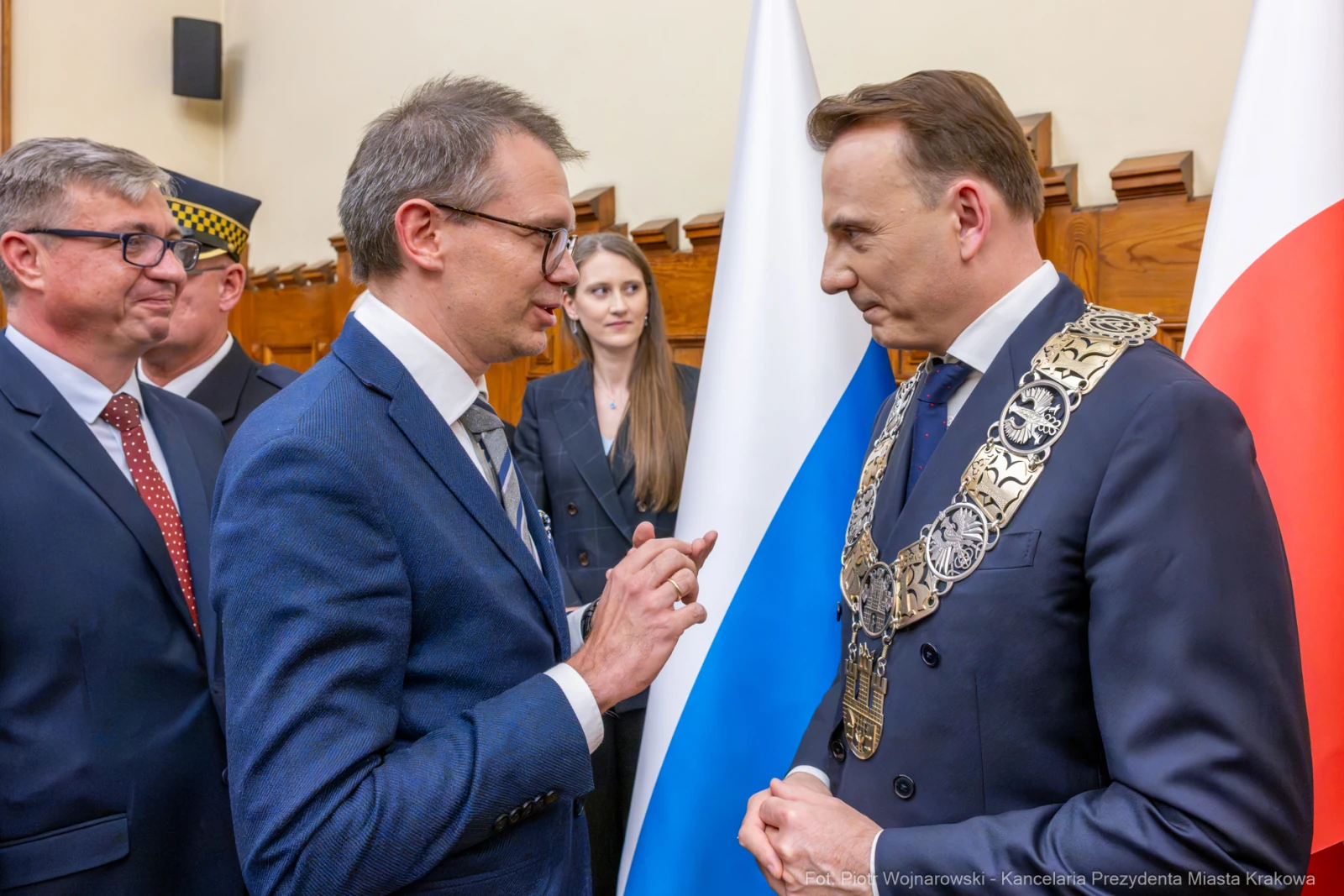 Spotkanie dwóch mężczyzn w garniturach, jeden z łańcuchem prezydenckim, w tle flagi.  Autor: Piotr Wojnarowski