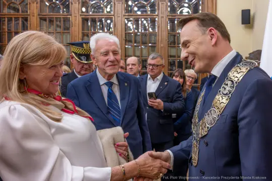 Spotkanie prezydenta z gośćmi, uściski dłoni i uśmiechy.