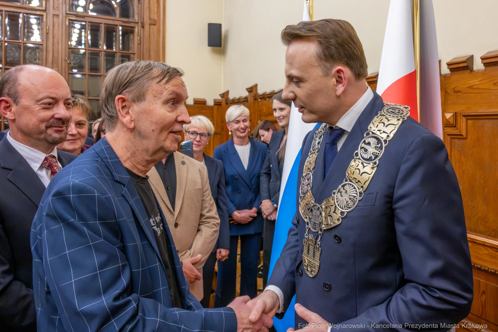 Spotkanie dwóch mężczyzn w formalnym otoczeniu, jeden z nich w łańcuchu prezydenckim.  Autor: Piotr Wojnarowski