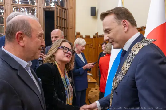 Spotkanie przedstawicieli władz z uśmiechami i serdecznymi gestami.