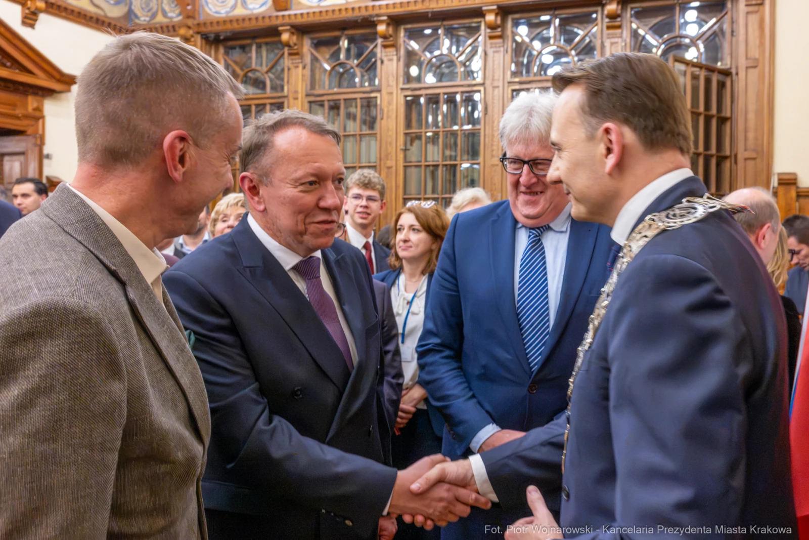 Spotkanie przedstawicieli władz z uśmiechami i uściskami dłoni.  Autor: Piotr Wojnarowski