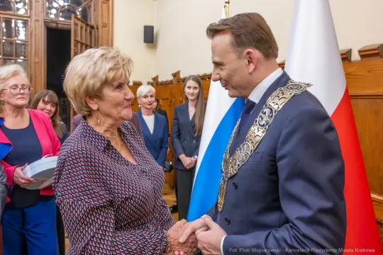 Spotkanie burmistrza z mieszkańcem, wręczenie odznaczenia.