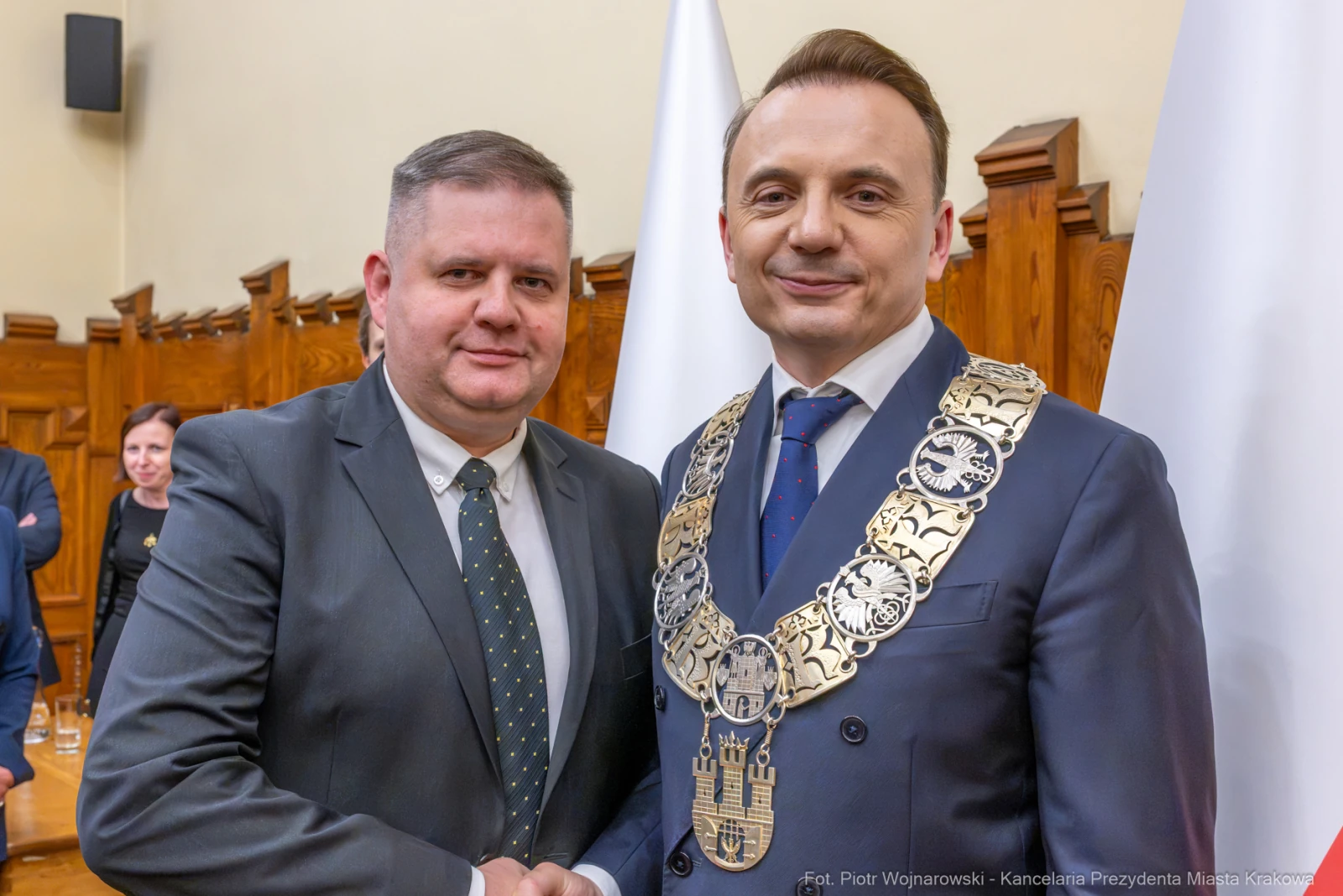 Dwóch mężczyzn w garniturach, jeden z łańcuchem prezydenckim, uściski dłoni.  Autor: Piotr Wojnarowski