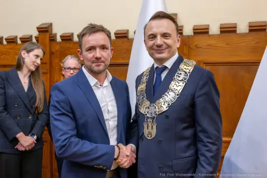 UMK_2584.jpg - Łukasz Gibała, Prezydent Miasta Krakowa, zaprzysiężenie, Urząd Miasta Krakowa, gratulacje, samorząd, uroczystość, Kraków, wydarzenie, nowa kadencja, tradycja, dziedzictwo Krakowa