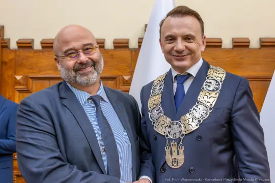 UMK_2678.jpg - Łukasz Gibała, Prezydent Miasta Krakowa, zaprzysiężenie, Urząd Miasta Krakowa, gratulacje, samorząd, uroczystość, Kraków, wydarzenie, nowa kadencja, tradycja, dziedzictwo Krakowa