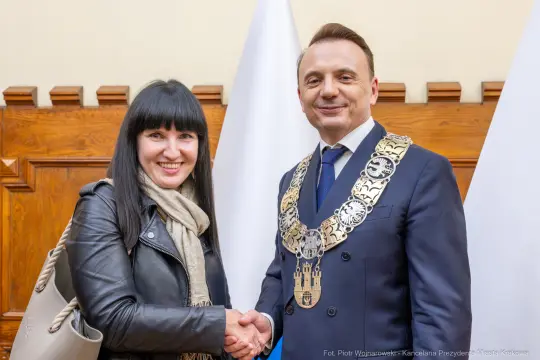 UMK_2748.jpg - Łukasz Gibała, Prezydent Miasta Krakowa, zaprzysiężenie, Urząd Miasta Krakowa, gratulacje, samorząd, uroczystość, Kraków, wydarzenie, nowa kadencja, tradycja, dziedzictwo Krakowa