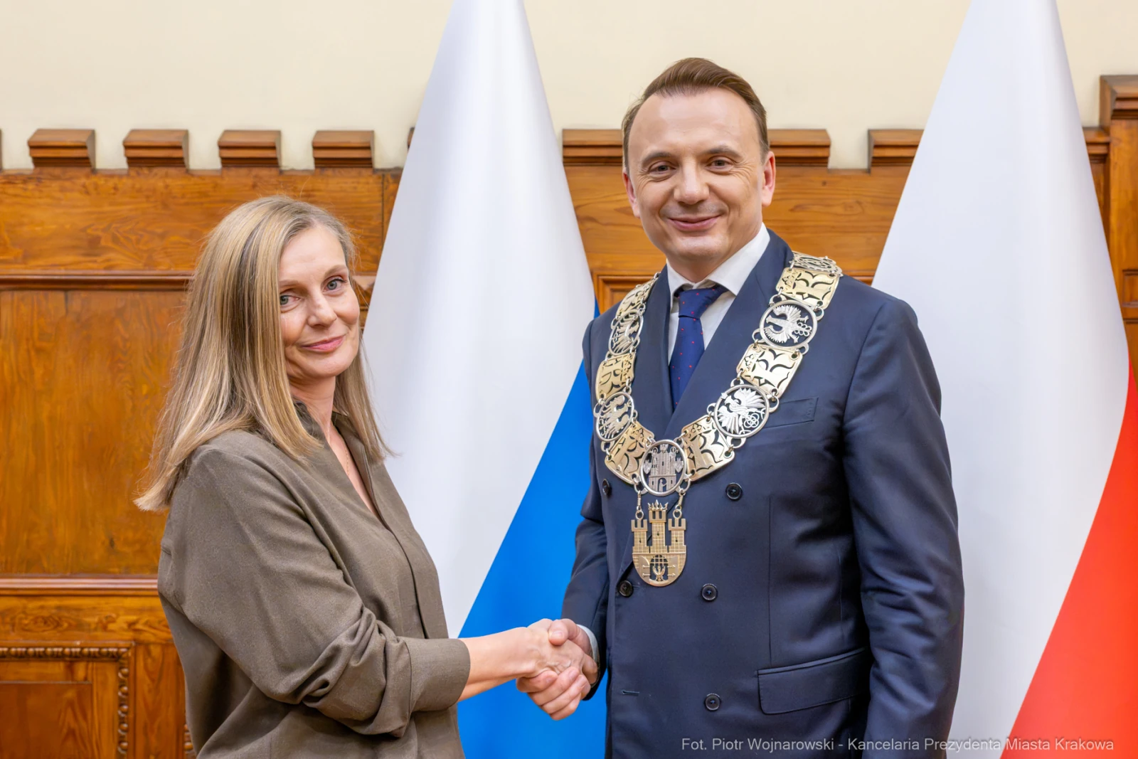 Spotkanie dwóch osób w oficjalnym otoczeniu, jedna z nich w łańcuchu prezydenckim.  Autor: Piotr Wojnarowski
