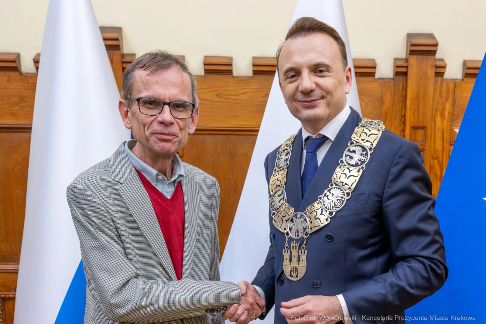 Dwaj mężczyźni uścisnęli sobie dłonie, jeden z nich w łańcuchu prezydenckim.  Autor: Piotr Wojnarowski