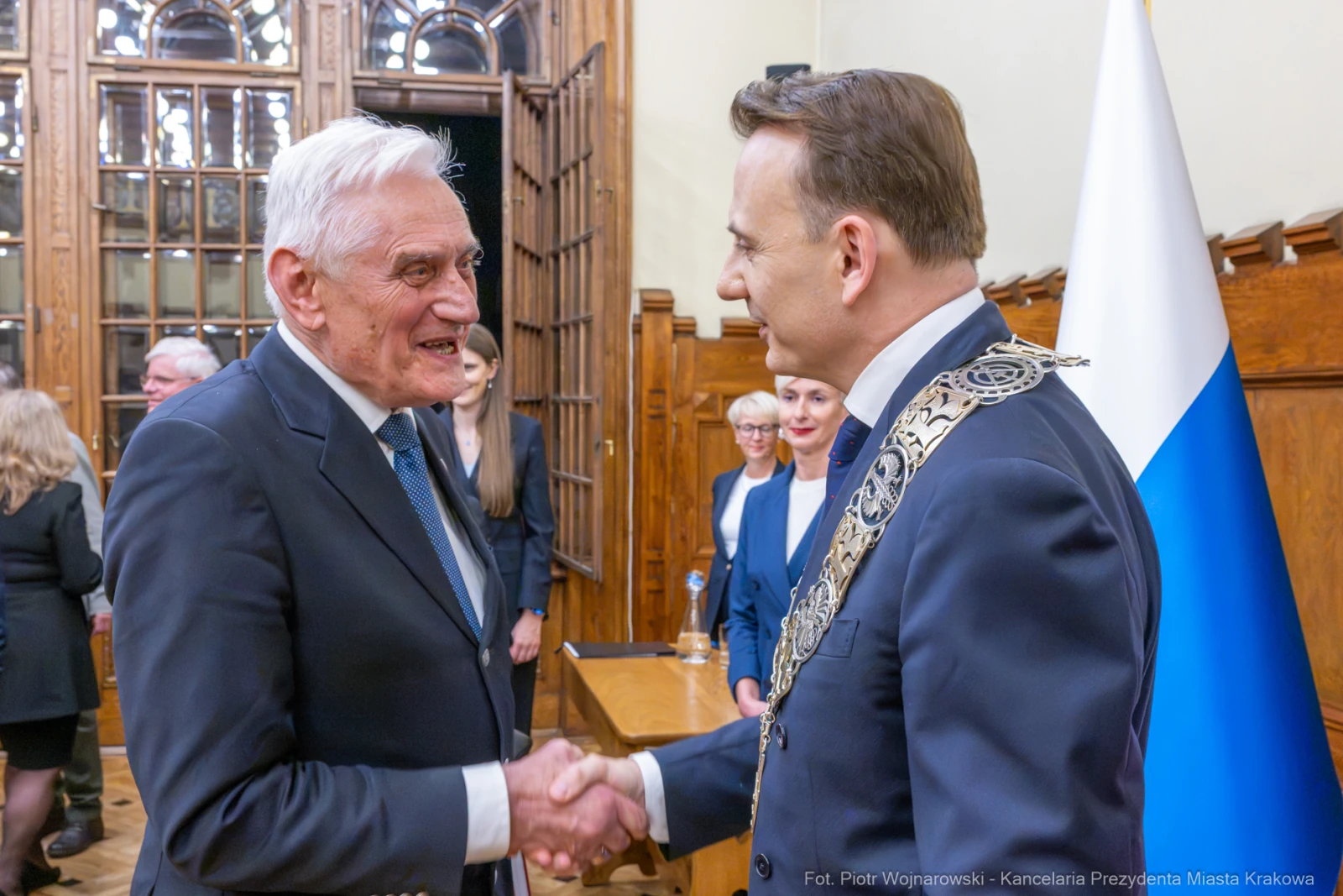 Dwaj mężczyźni uścisnęli sobie dłonie w formalnym otoczeniu.  Autor: Piotr Wojnarowski