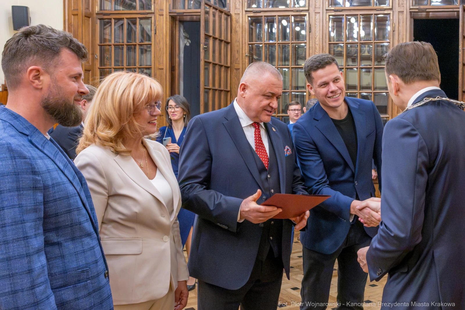Uroczystość wręczenia nagród w eleganckiej sali z uczestnikami w formalnych strojach.  Autor: Piotr Wojnarowski