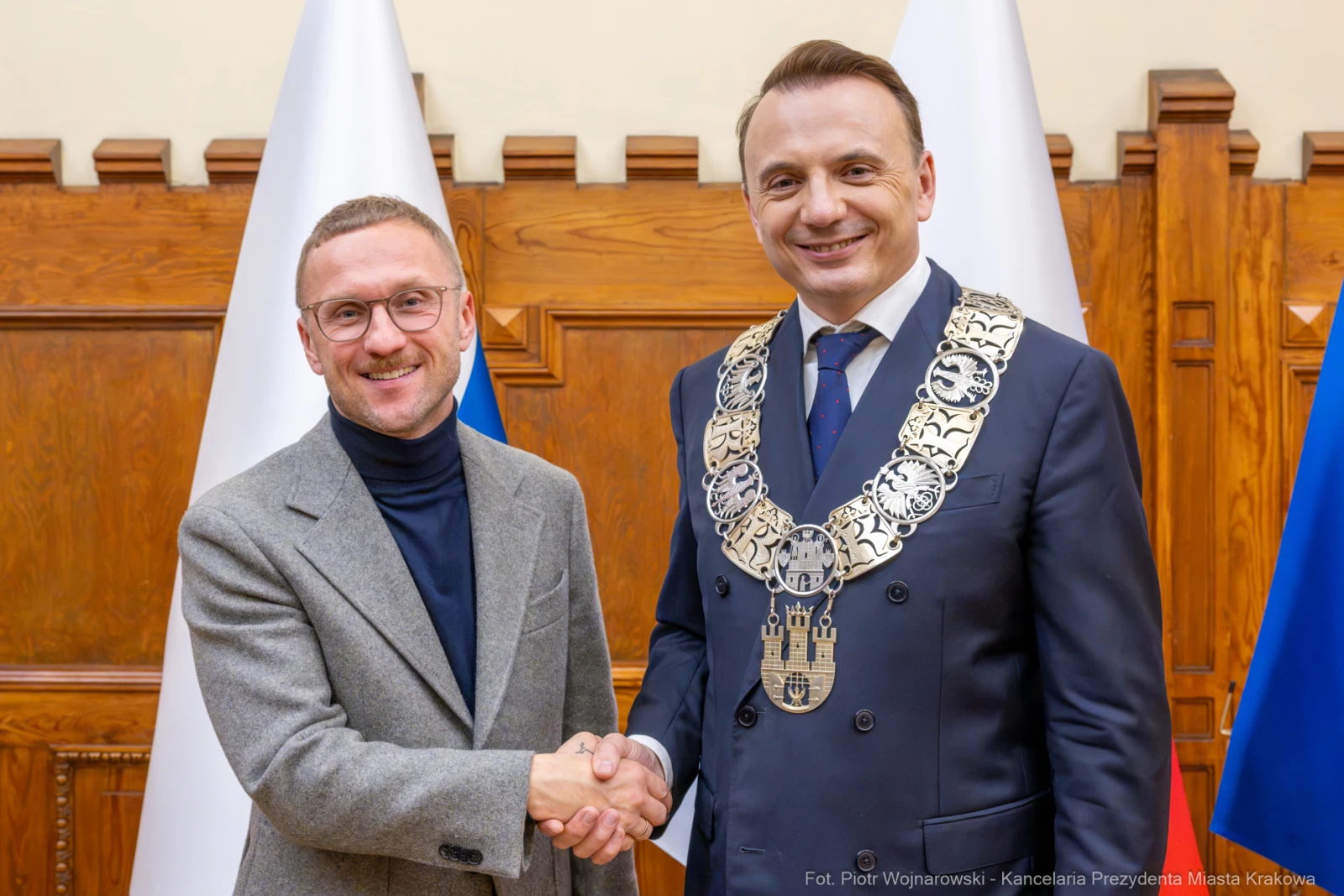 Dwaj mężczyźni uścisnęli sobie dłonie, jeden z nich w łańcuchu prezydenckim.  Autor: Piotr Wojnarowski