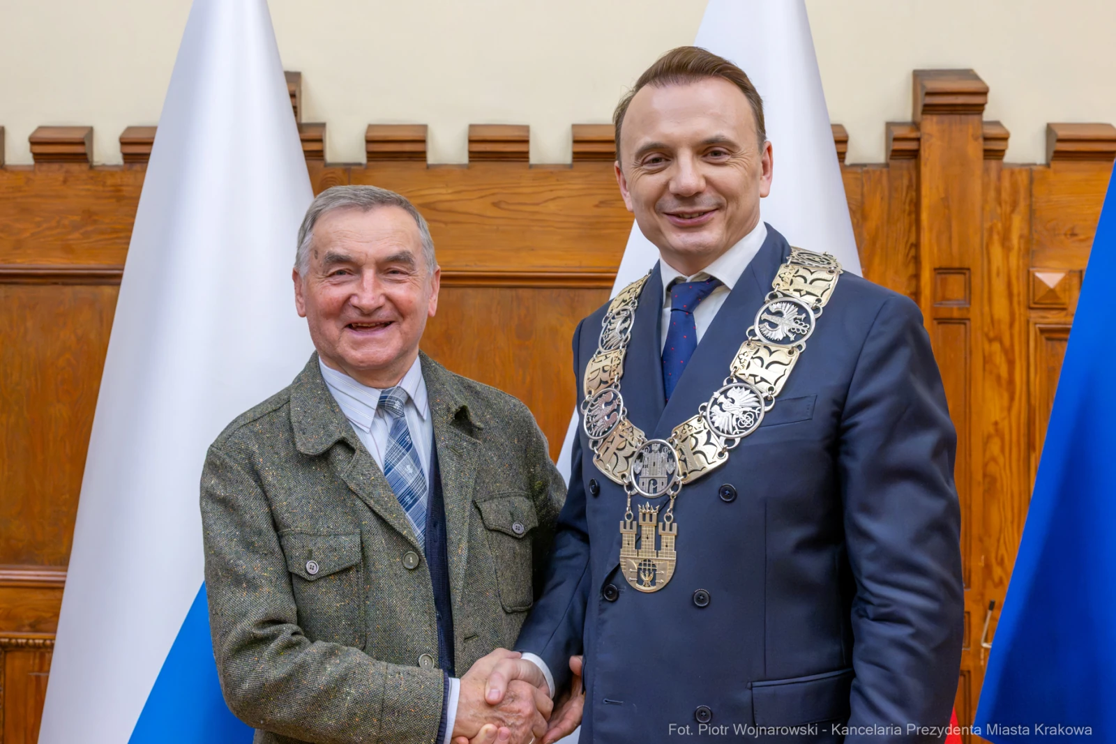 Dwaj mężczyźni uścisnęli sobie dłonie, jeden z nich w łańcuchu prezydenckim.  Autor: Piotr Wojnarowski