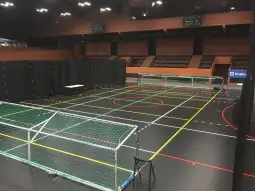 Hala sportowa z boiskami do gry w piłkę nożną i siatkówkę.