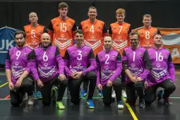 Zespół siatkarski w strojach sportowych, ustawiony w dwóch rzędach.