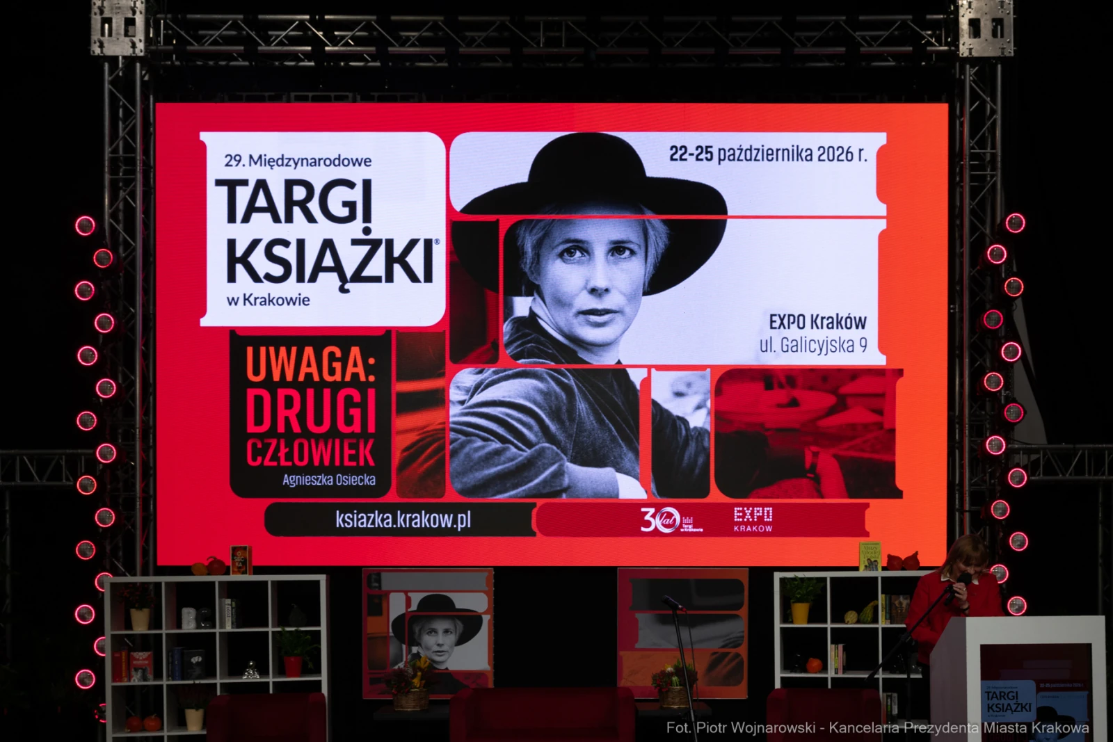 Targi Książki w Krakowie, plakat z informacjami o wydarzeniu i zdjęciem kobiety.  Autor: Piotr Wojnarowski