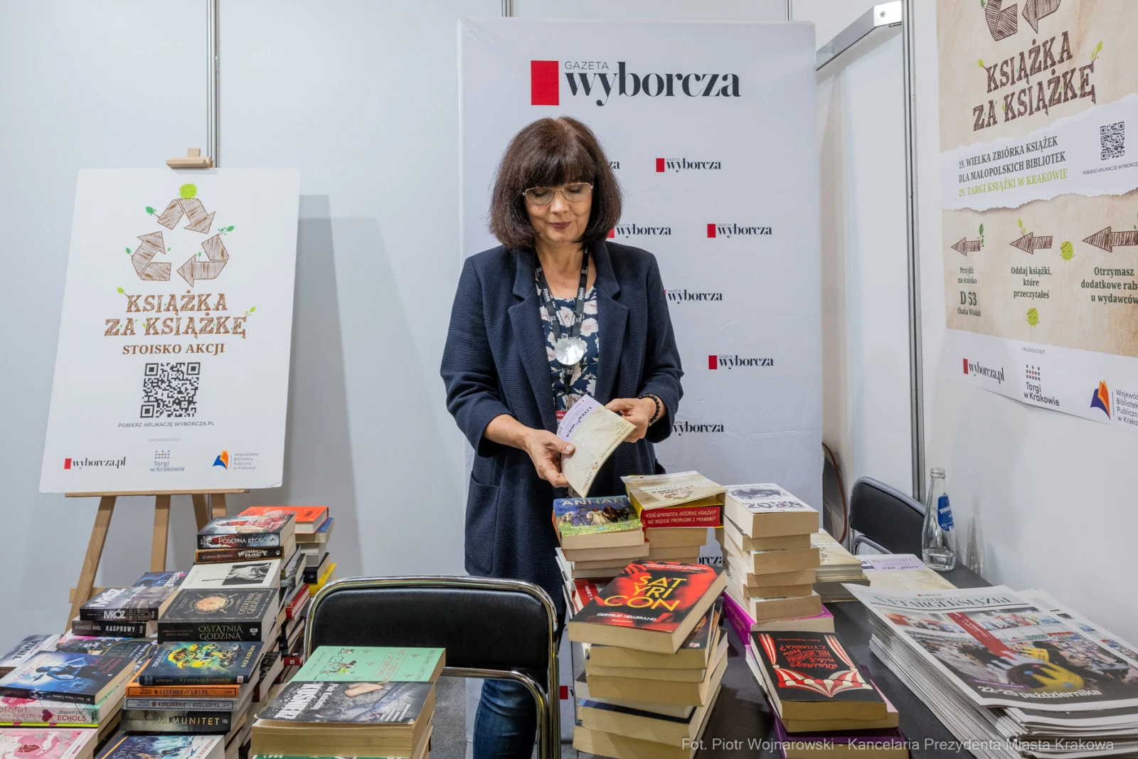 Kobieta przegląda książki na stoisku z literaturą.  Autor: Piotr Wojnarowski