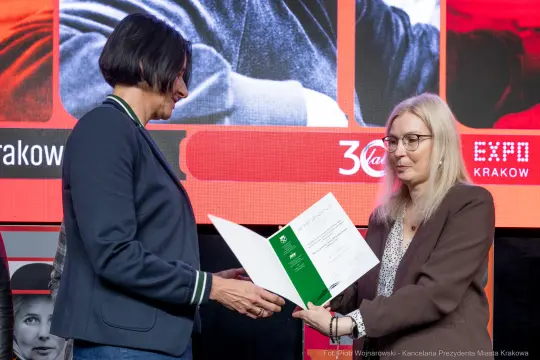 Wręczenie dyplomu podczas ceremonii w Krakowie.