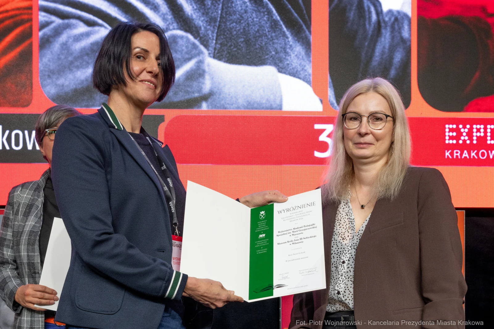 Kobieta odbierająca wyróżnienie podczas ceremonii wręczenia nagród.  Autor: Piotr Wojnarowski