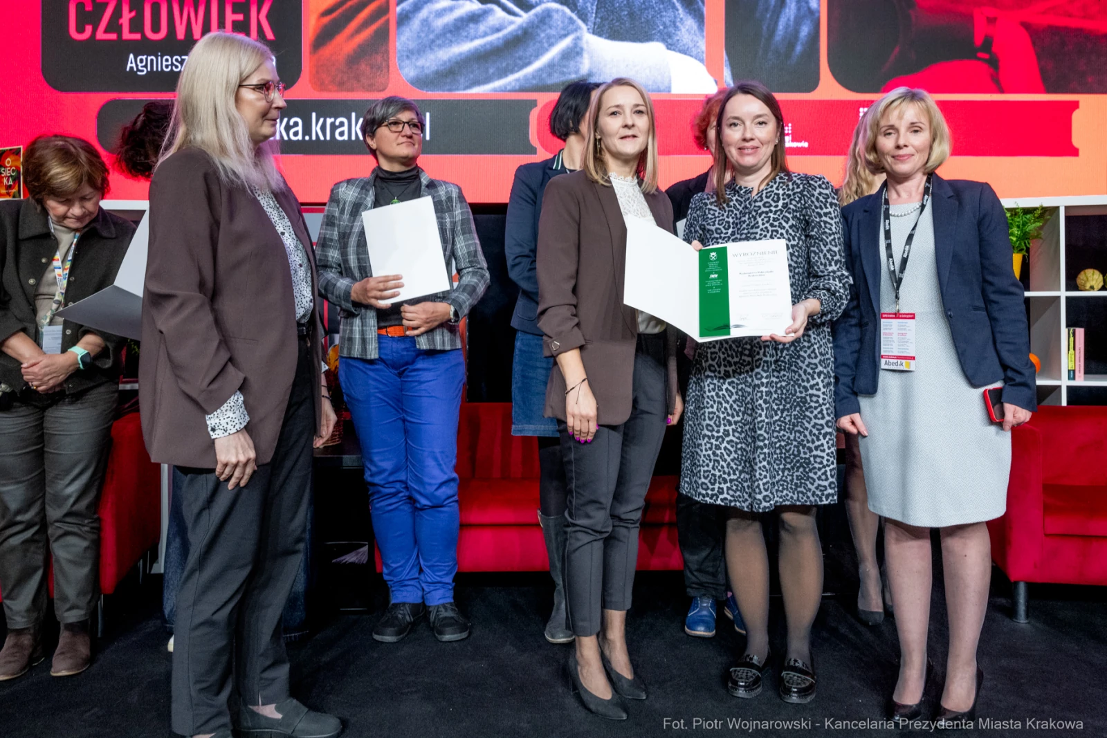 Wręczenie nagród w trakcie wydarzenia, uczestnicy z dyplomami i uśmiechami.  Autor: Piotr Wojnarowski