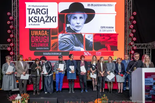 Uroczystość otwarcia Targów Książki w Krakowie z mówcami i gośćmi na scenie.